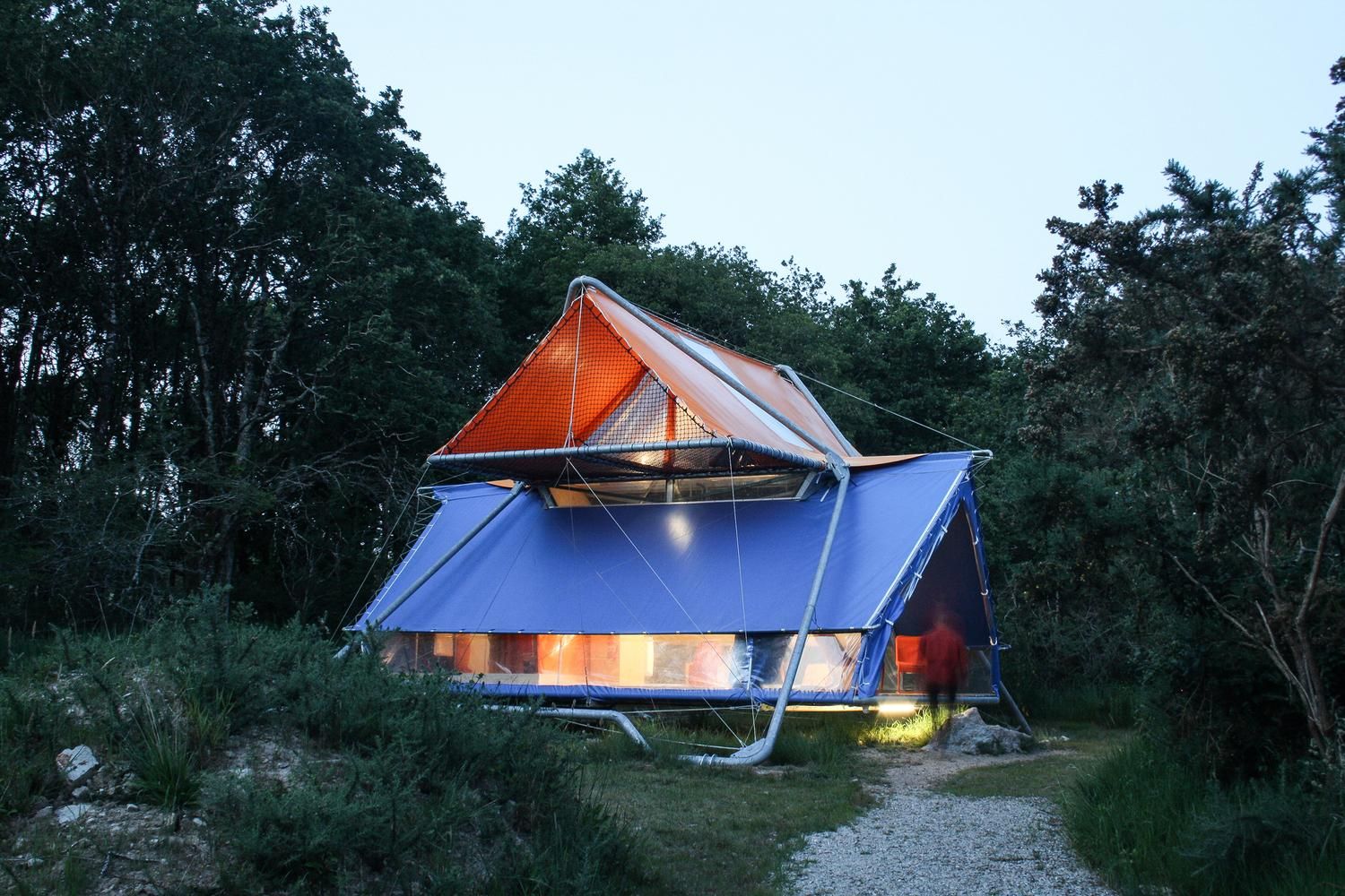 Всю жизнь в походе: во Франции пара оборудовала двухэтажный дом из палаток – фото