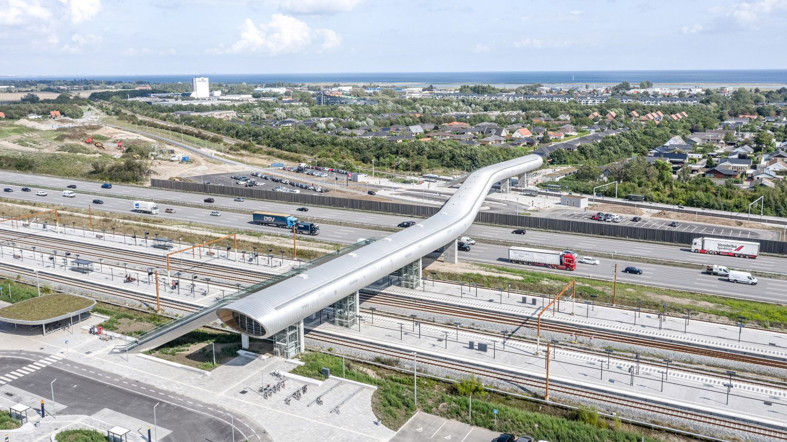 Футуристична соломинка: в Копенгагені побудували дивний пішохідний міст над автострадою – фото