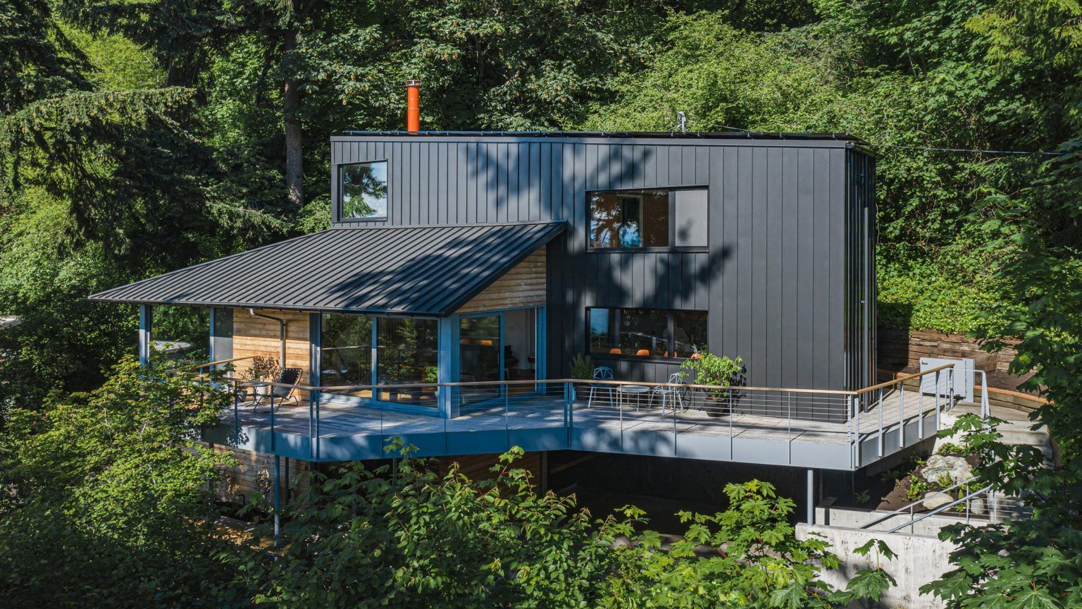 Японський дизайн та циркові намети: у США креативно відремонтували старий будинок в лісі – фото Японський дизайн та циркові намети: у США креативно відремонтували старий будинок в лісі – фото