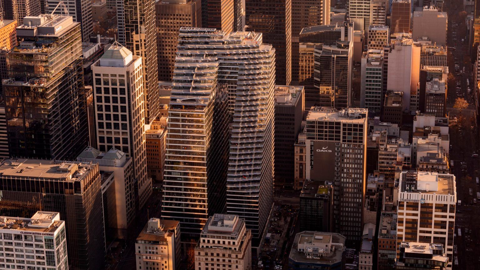 Небоскреб-мост: в Австралии построили огромный жилой комплекс странной формы – фото Небоскреб-мост: в Австралии построили огромный жилой комплекс странной формы – фото