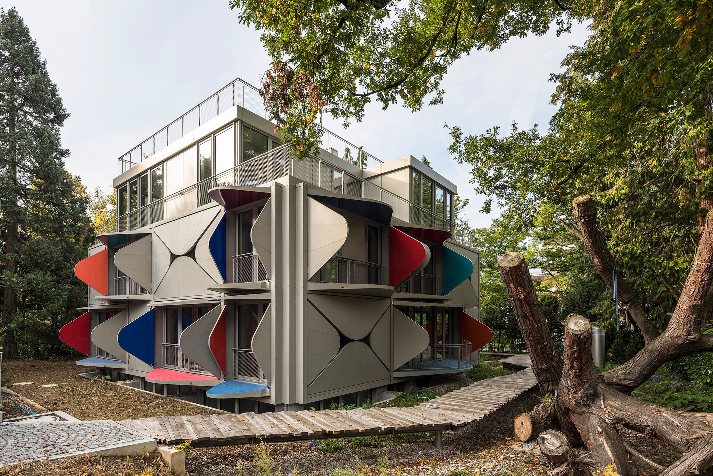 В Швейцарии построили дом с металлическими ставнями – фото необычного жилья