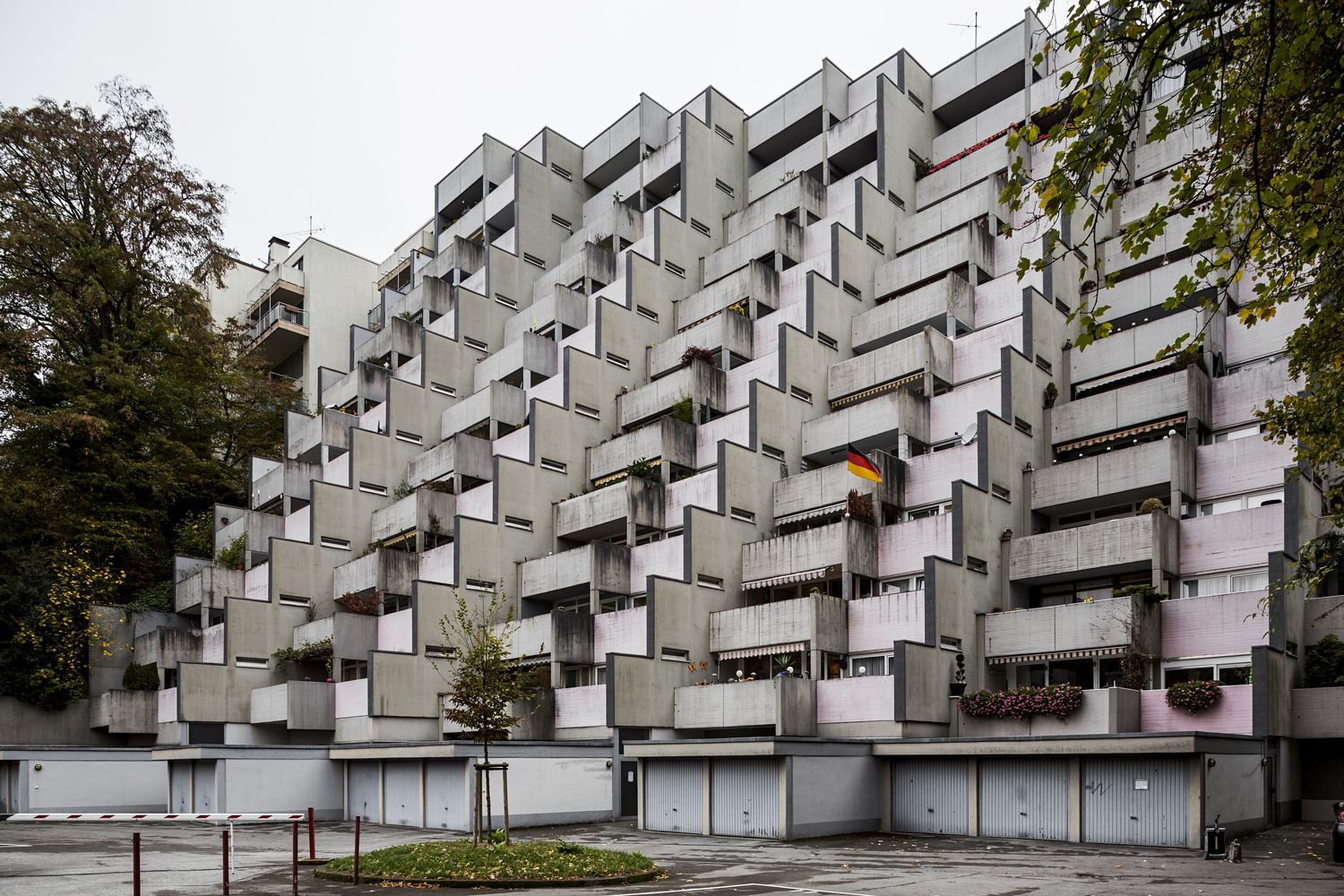 Пелюстки з бетону та фасад-сходи: 5 найкрасивіших "брутальних" будівель Європи – фото 