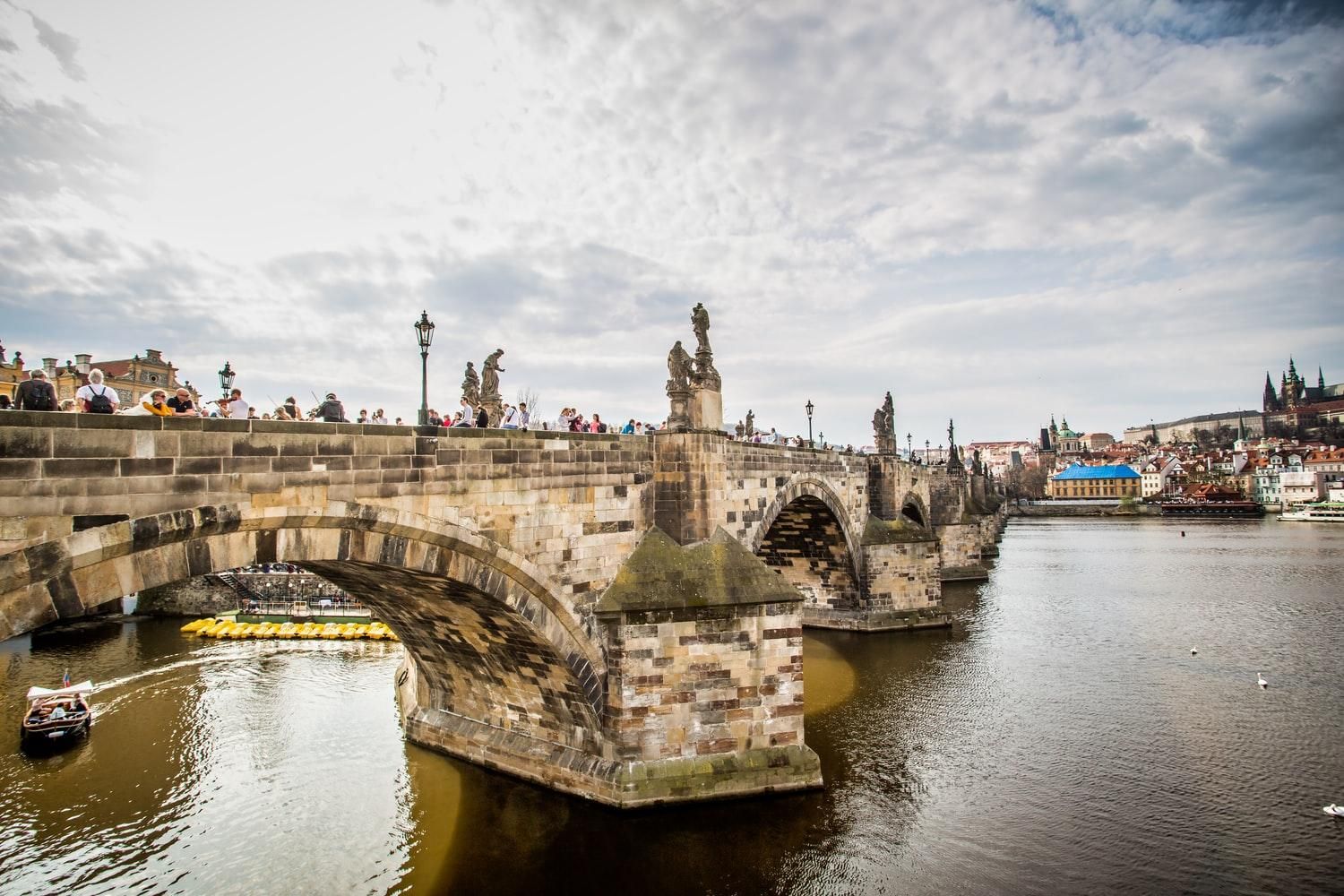 Карлов мост в Праге – фото и как строили старинный мост в Европе