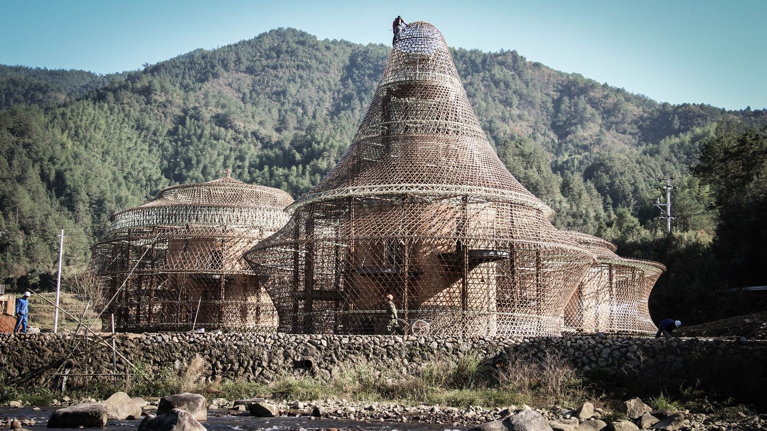 Как рыба в сетке: в Китае построили экологические хостелы странной формы – фото