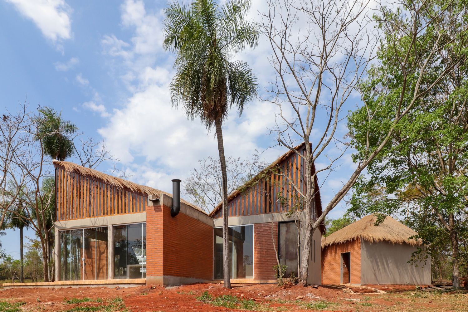 Сучасний будинок тубільця: в Парагваї посеред лісу стильно оновили ранчо – фото 