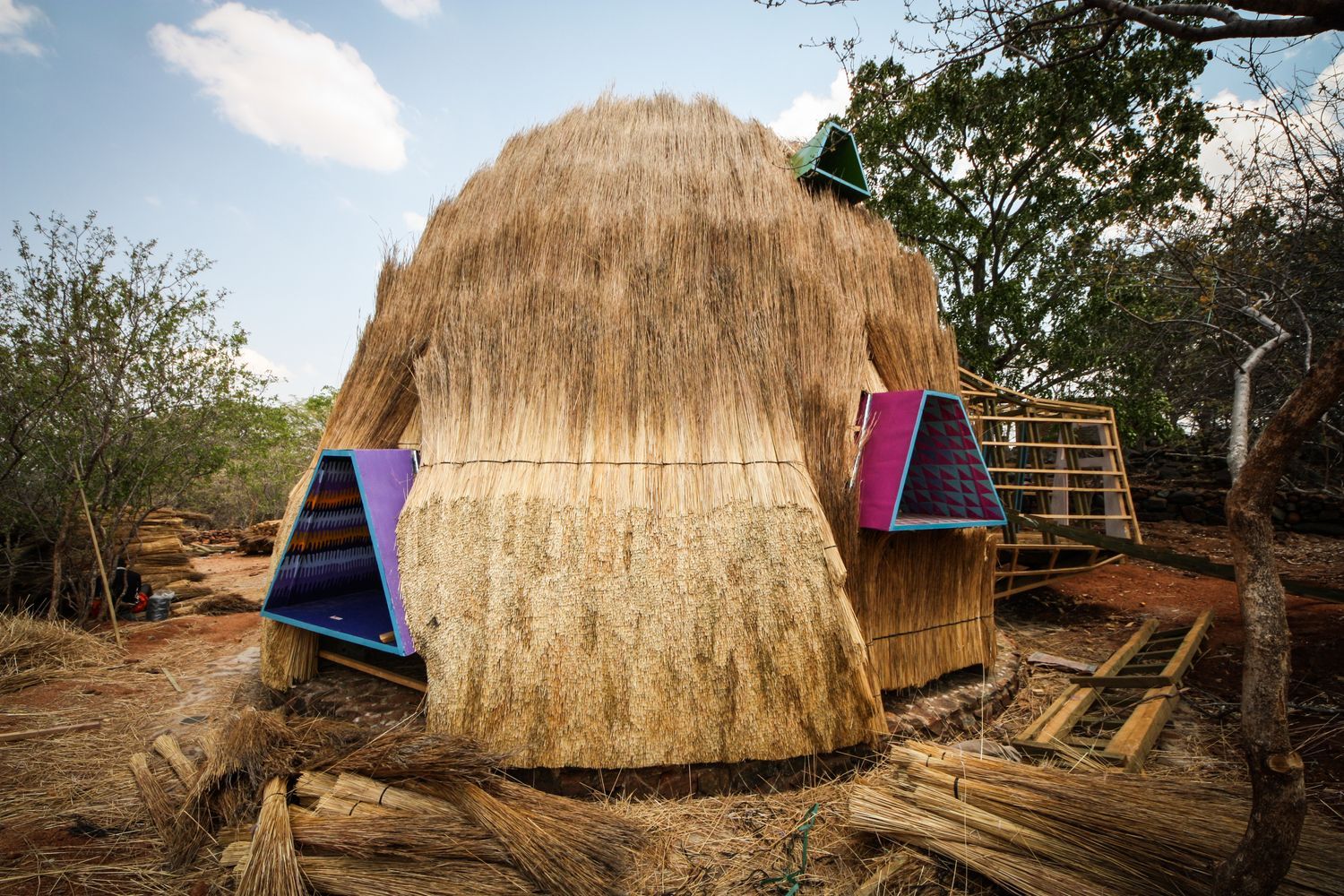 Детский сад в доме из сена: в Зимбабве появилась необычная постройка – фото