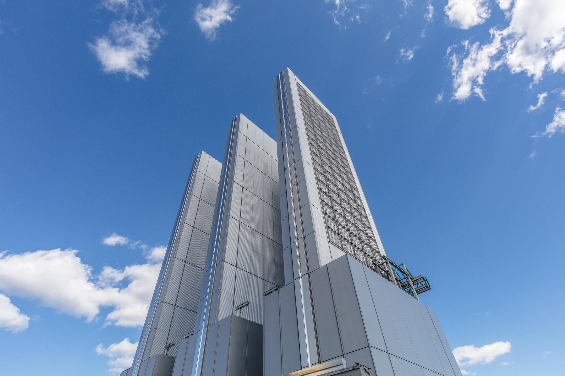 В центрі Мангеттена завершують будівництво нового вузького хмарочоса – фото 
