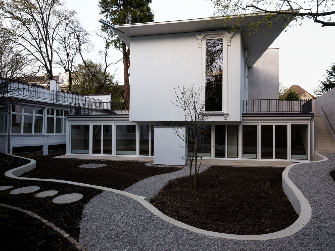 Паразитна архітектура: в Швейцарії відреставрували дивний будинок, якому 125 років – фото Паразитна архітектура: в Швейцарії відреставрували дивний будинок, якому 125 років – фото