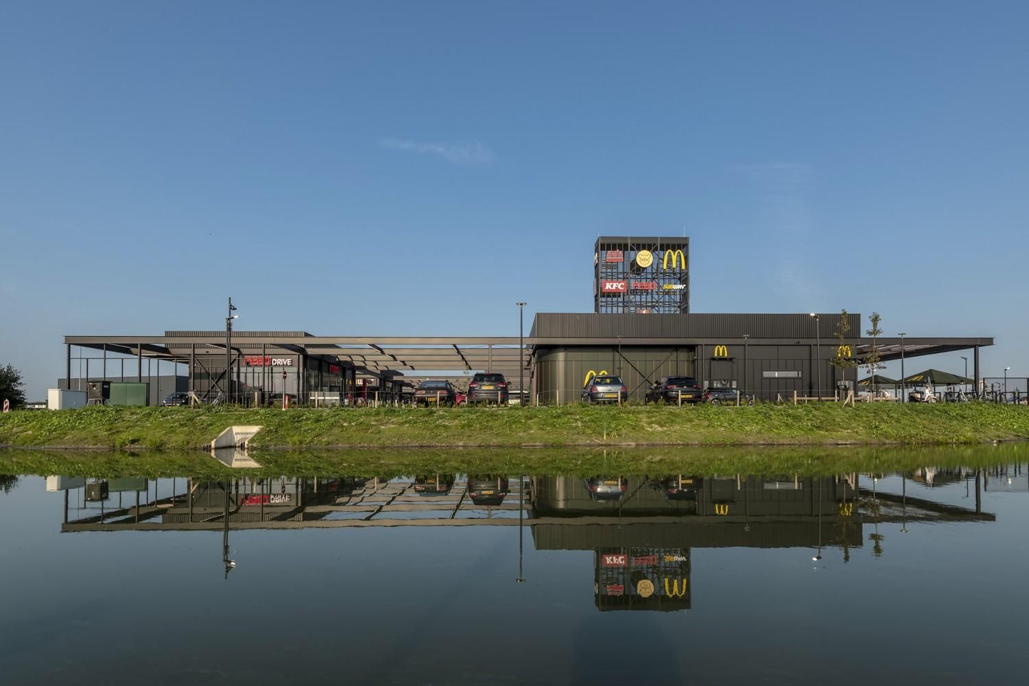 На відстані кількох метрів: в Нідерландах відкрили торговий хаб з KFC та McDonald's поруч – фото
