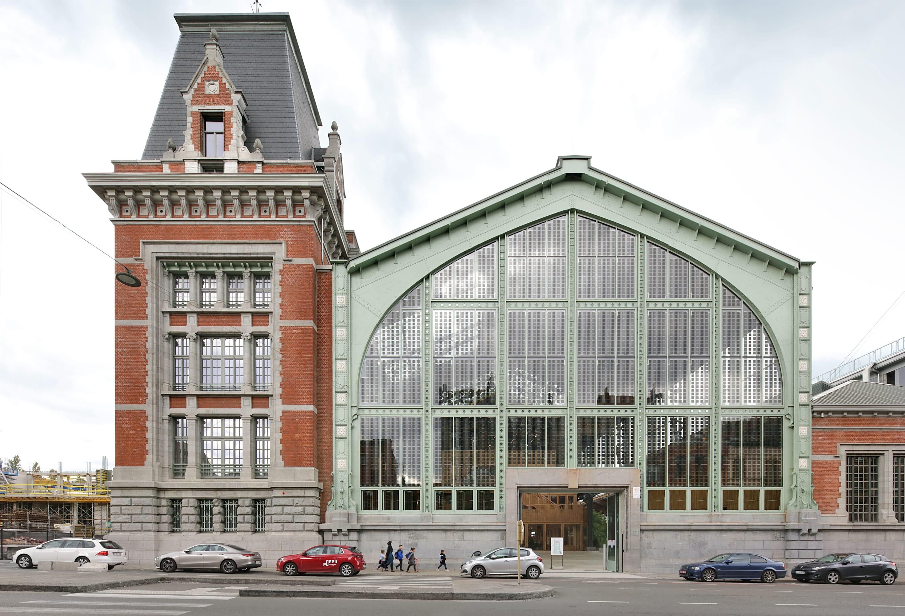 Брюссельский железнодорожный вокзал превратили в деревянный торговый центр: фото