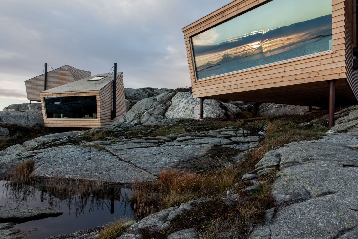 Шурупи замість фундаменту: в Норвегії побудували стильні однокімнатні приватні будинки – фото 