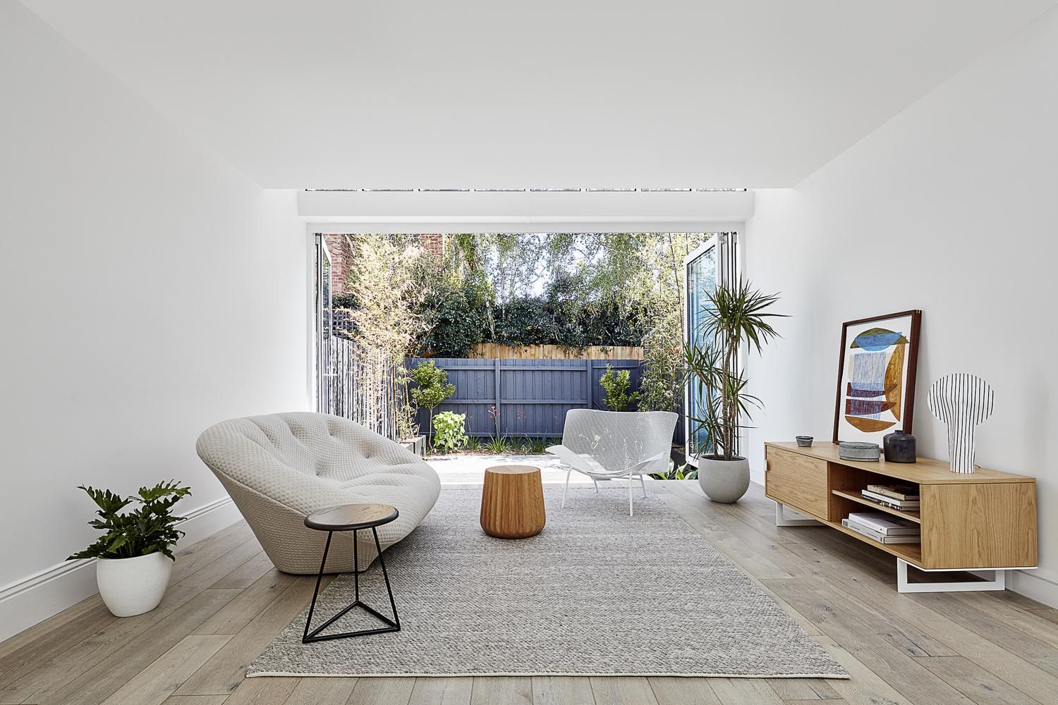 Мінімалізм та прихований поверх: в Австралії реконструювали стильний маєток – фото  Мінімалізм та прихований поверх: в Австралії реконструювали стильний маєток – фото