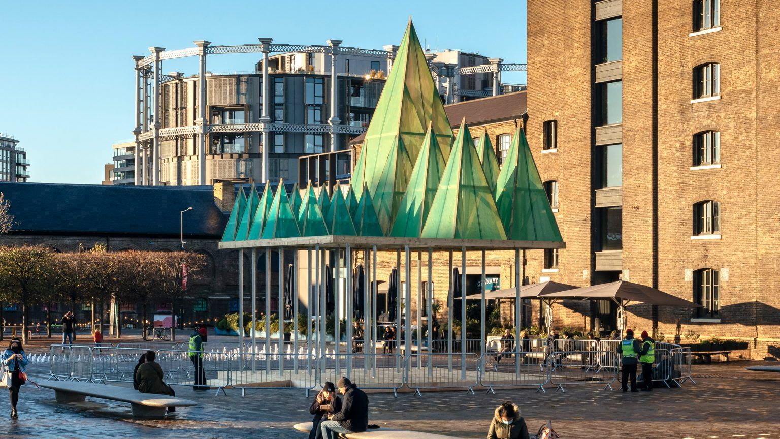 У вигляді зелених пірамід: в Лондоні з'явиться "підвішена" різдвяна інсталяція – фото 