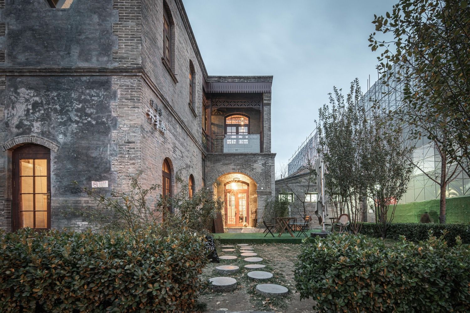 На кофе в крепость: в Китае обустроили кофейню в старинном здании – атмосферные фото На кофе в крепость: в Китае обустроили кофейню в старинном здании – атмосферные фото