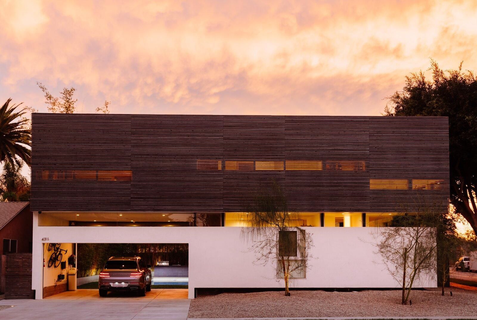 Мінімалізм, що плаває над землею – фото незвичного будинку в Японії Мінімалізм, що плаває над землею – фото незвичного будинку в Японії