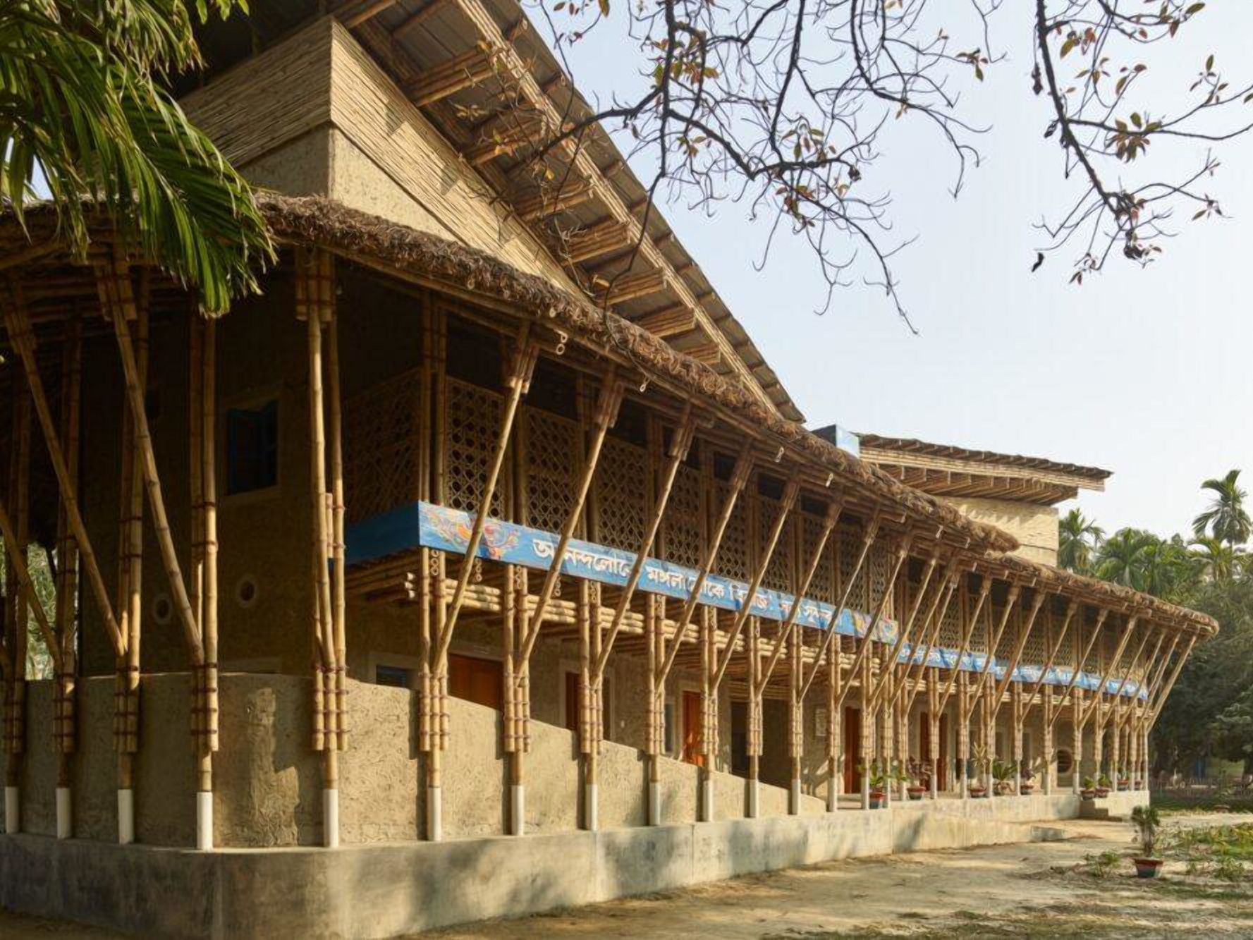 С ила и бамбука: захватывающие фото общественного центра в Бангладеше С ила и бамбука: захватывающие фото общественного центра в Бангладеше