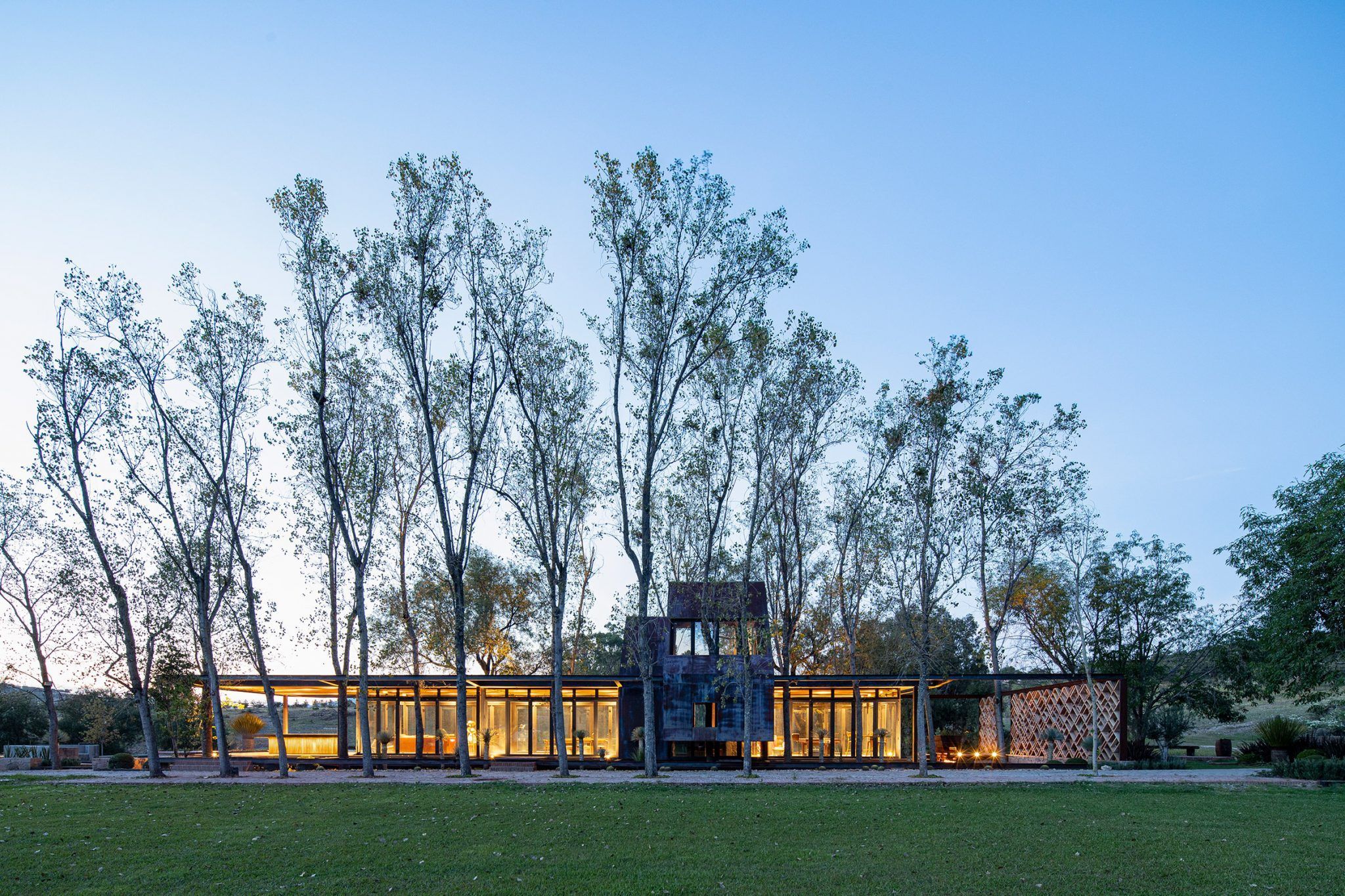 Вокруг деревьев и в гармонии с ландшафтом: фото особого мексиканского ранчо Вокруг деревьев и в гармонии с ландшафтом: фото особого мексиканского ранчо