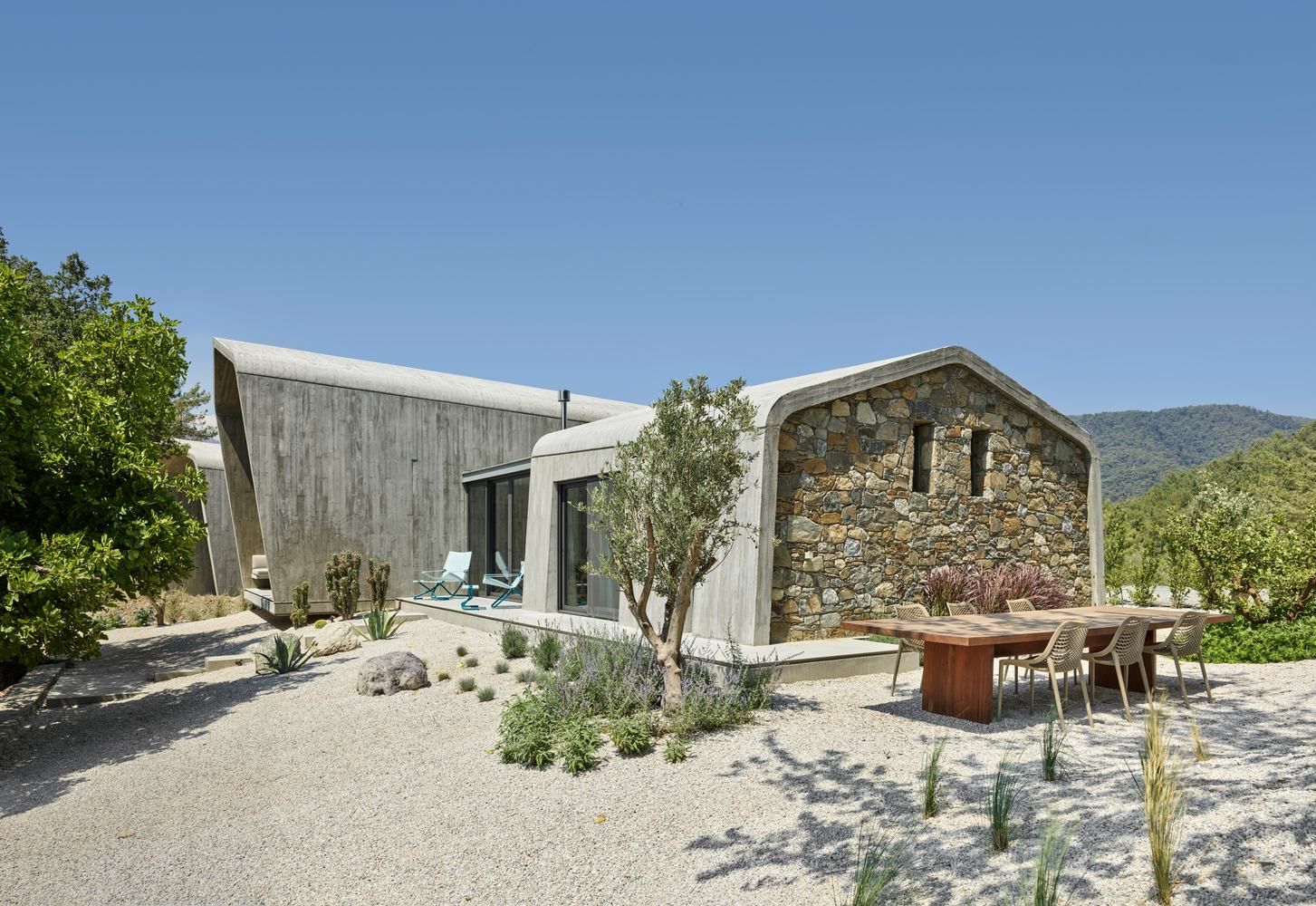 В виде перевернутой буквы "U": в Турции построили дом из трех материалов – фото В виде перевернутой буквы "U": в Турции построили дом из трех материалов – фото