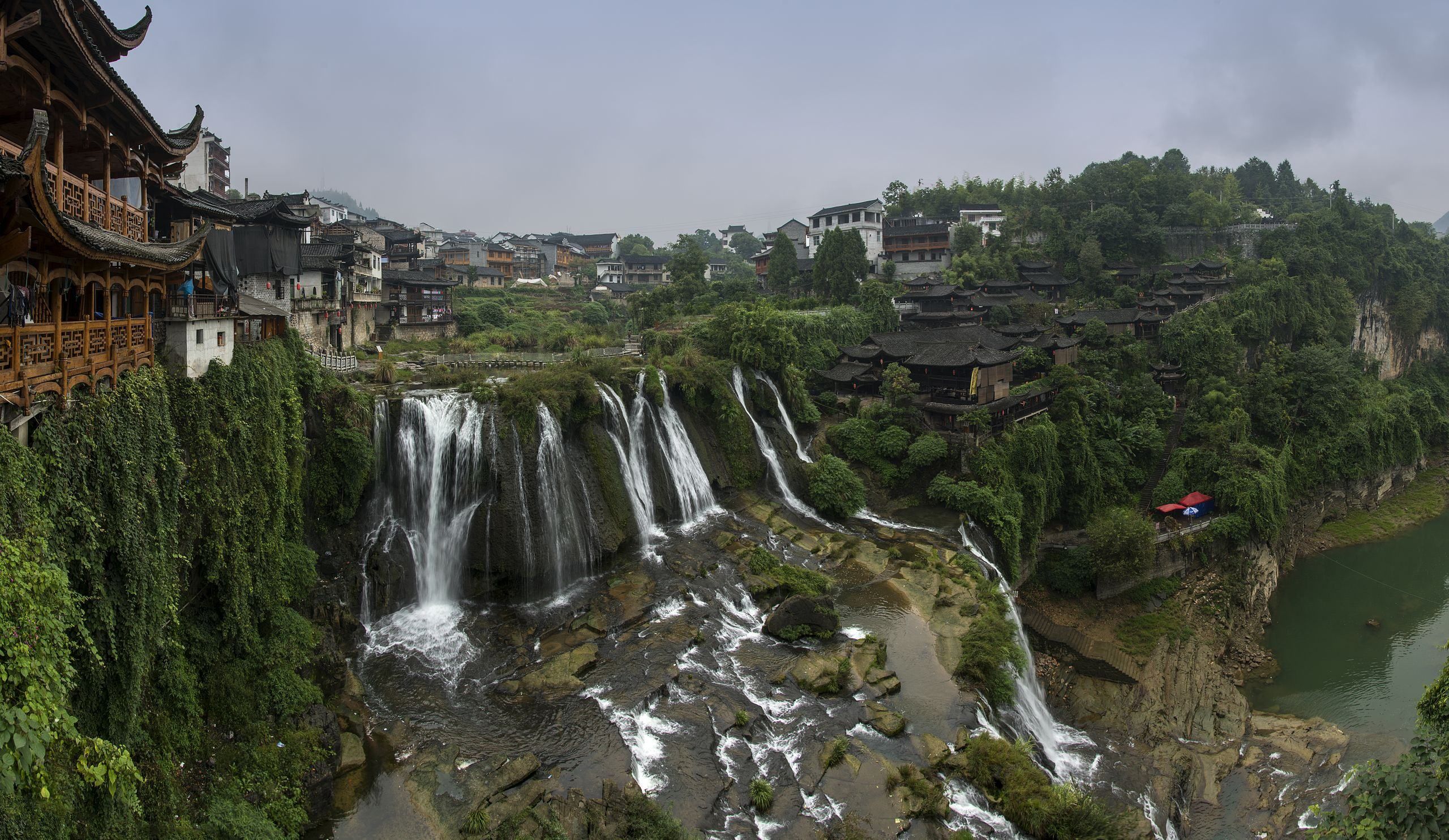 Город на водопаде: что особенного в городке Фуронг – фото
