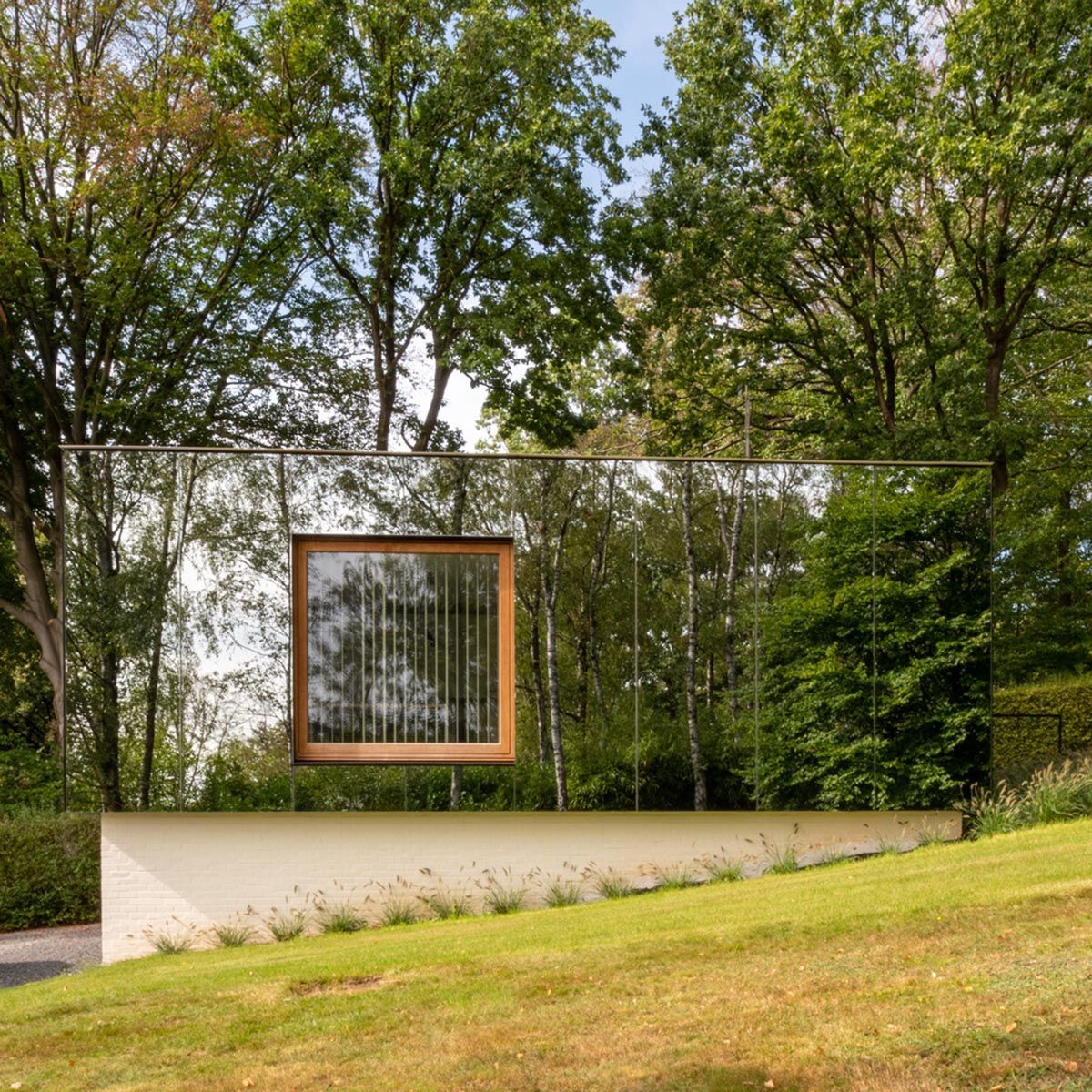 В сердце лесного оазиса: фото невероятного зеркального офиса в Бельгии