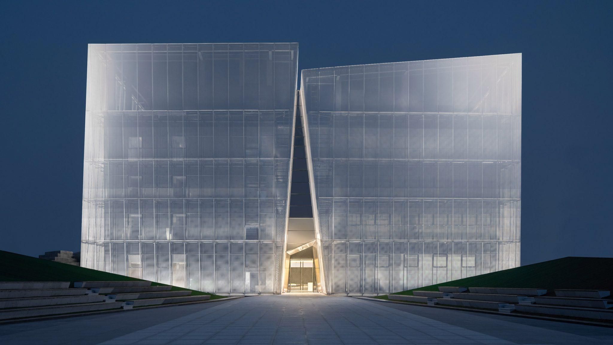 Скала из света: удивительные фото нового выставочного центра в Китае