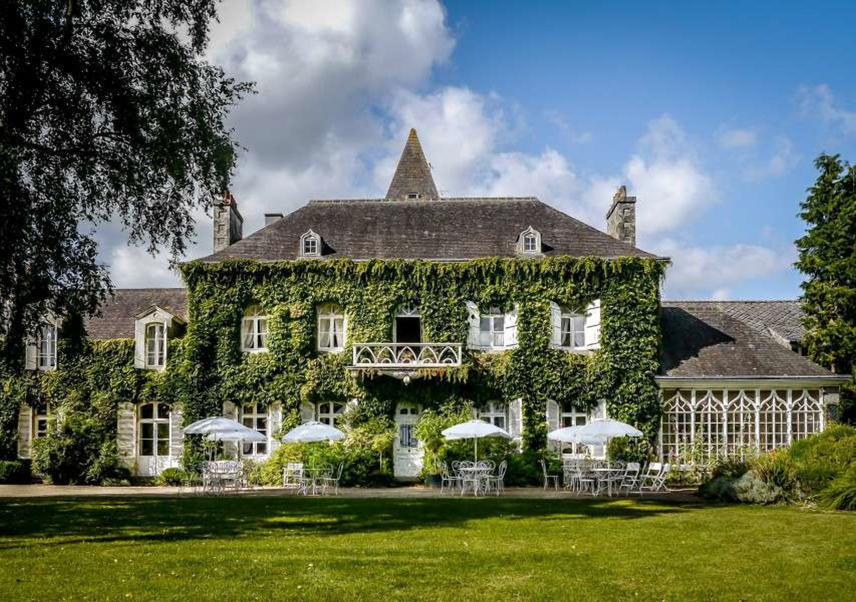 Французька мрія: фото невеличкого замку в Бретані, який виставили на продаж Французька мрія: фото невеличкого замку в Бретані, який виставили на продаж