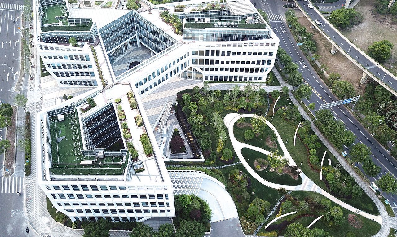 Природа и технологии: фото впечатляющего офисного центра в Шанхае