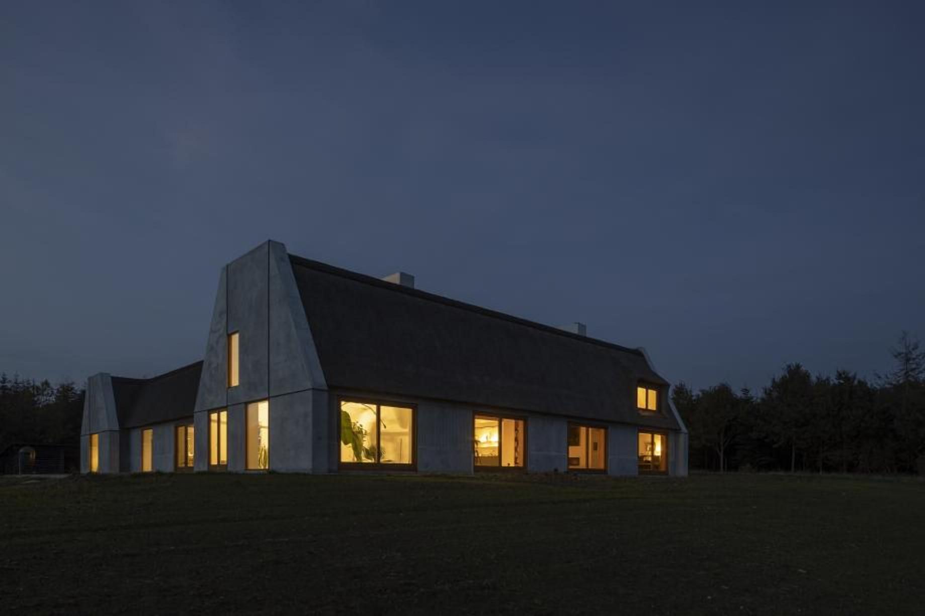 Краса мінімалізму: у Данії спроєктували затишний та функціональний будинок для фермерів – фото