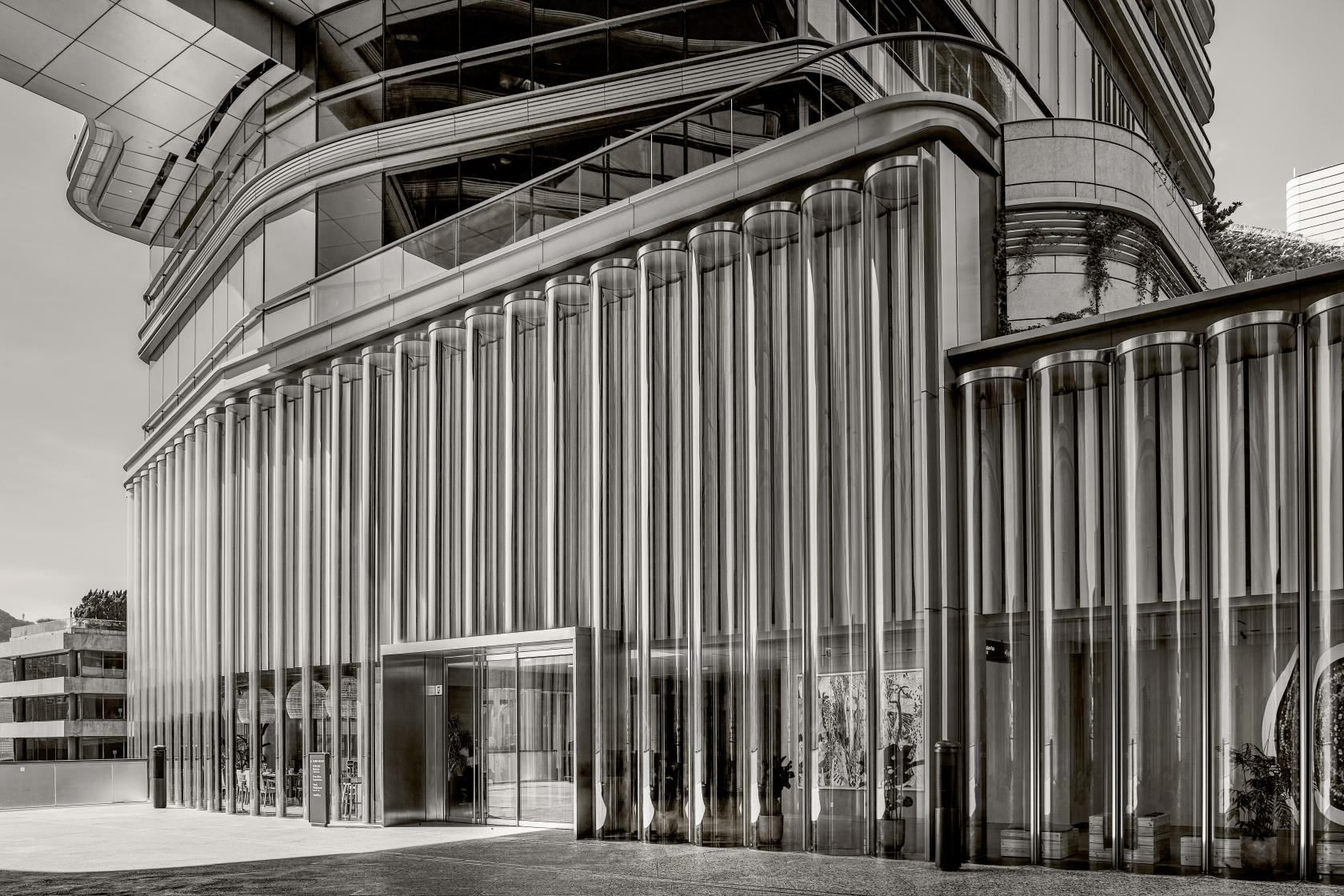 Впечатляющие волны из стекла: как выглядит новый культурный центр в Гонконге – фото