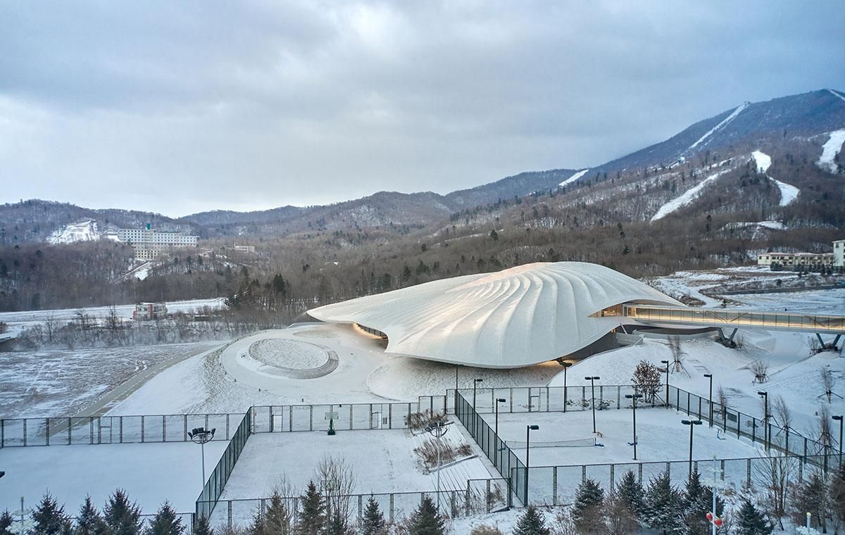 Чудо-шатер в заснеженных горах Китая: фото впечатляющего конгресс-центра