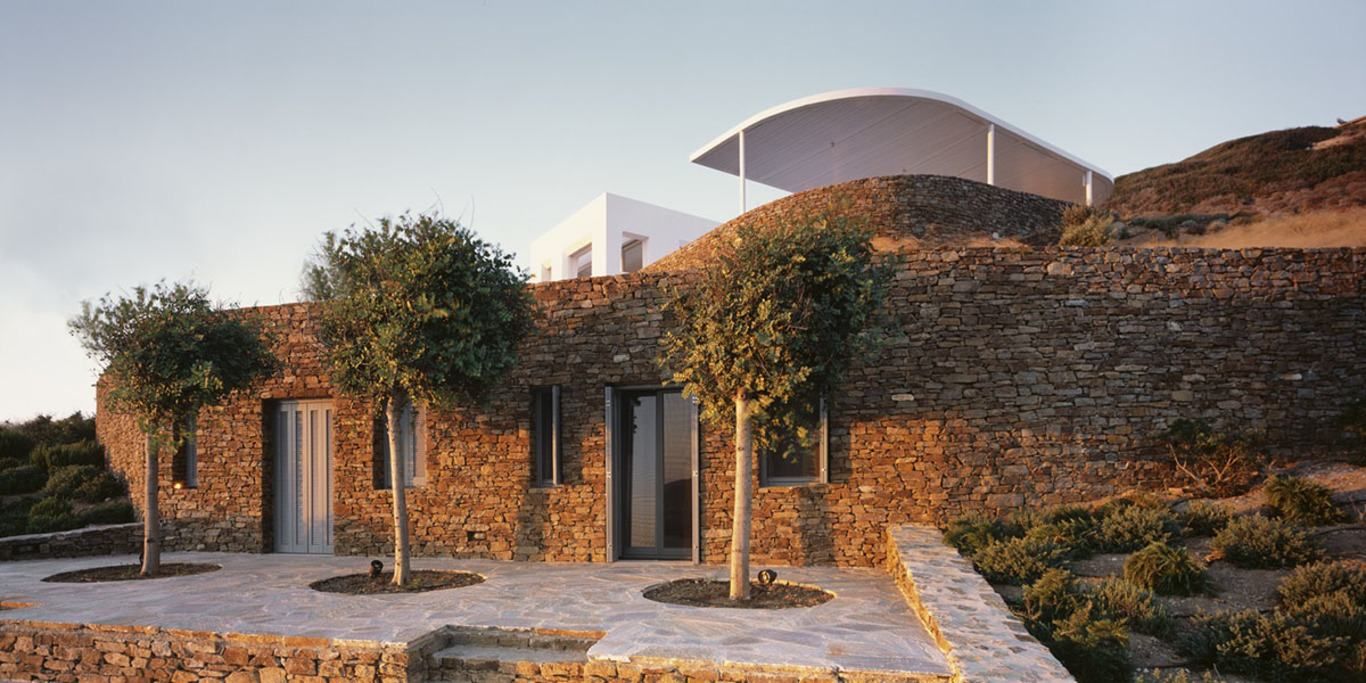 Біла перлина посеред пагорбів: неймовірна резиденція на грецькому архіпелазі – фото Біла перлина посеред пагорбів: неймовірна резиденція на грецькому архіпелазі – фото