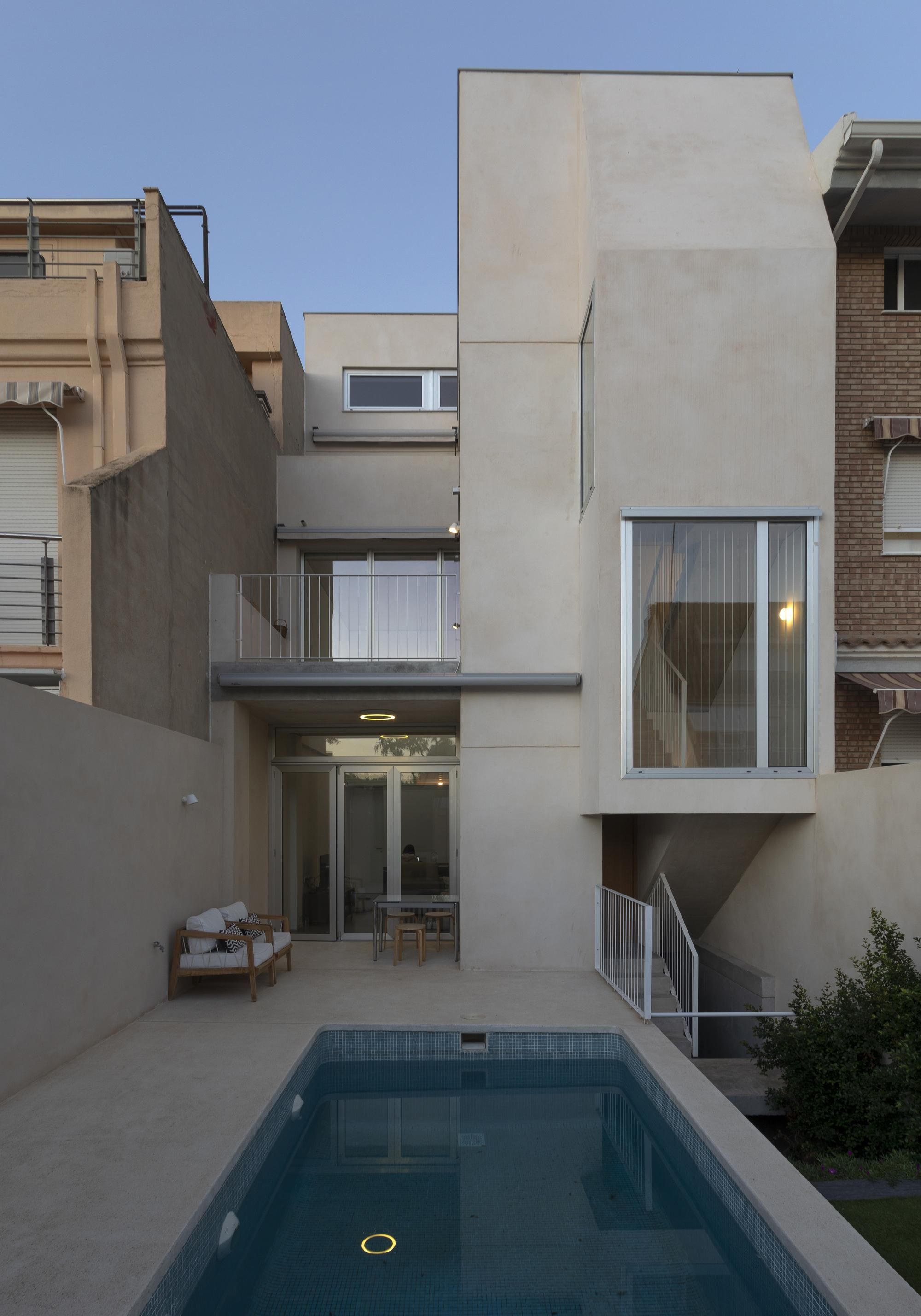 Комфортна компактність: фото елегантного таунхаусу у Валенсії  Комфортна компактність: фото елегантного таунхаусу у Валенсії