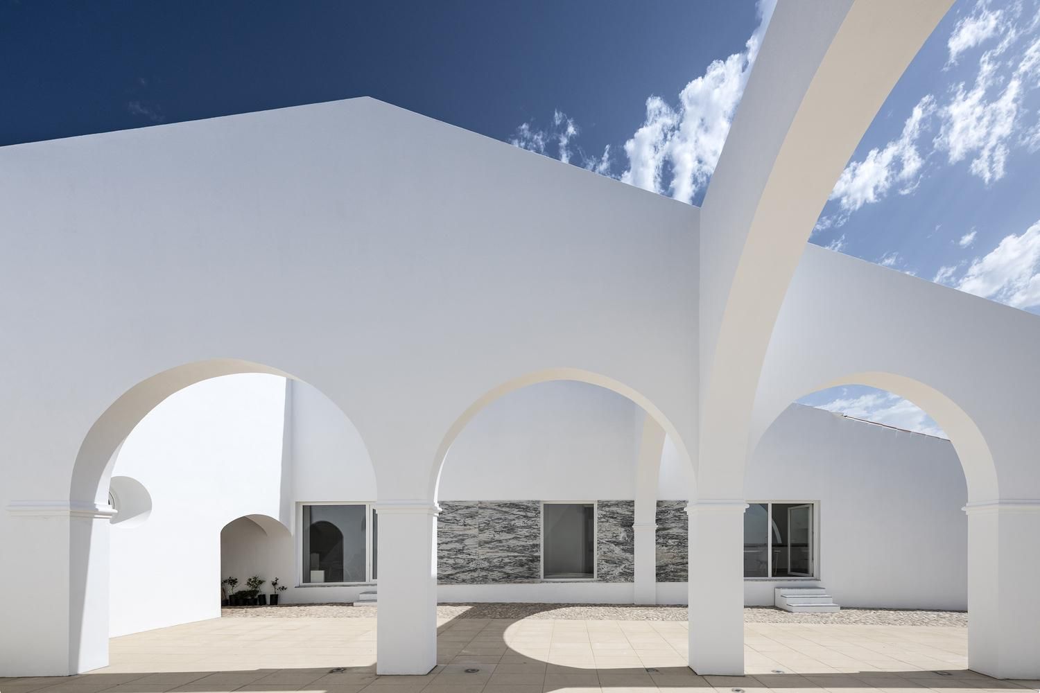 Со склада – в фантастическую виллу: удивительное превращение заброшенного здания – фото Со склада – в фантастическую виллу: удивительное превращение заброшенного здания – фото