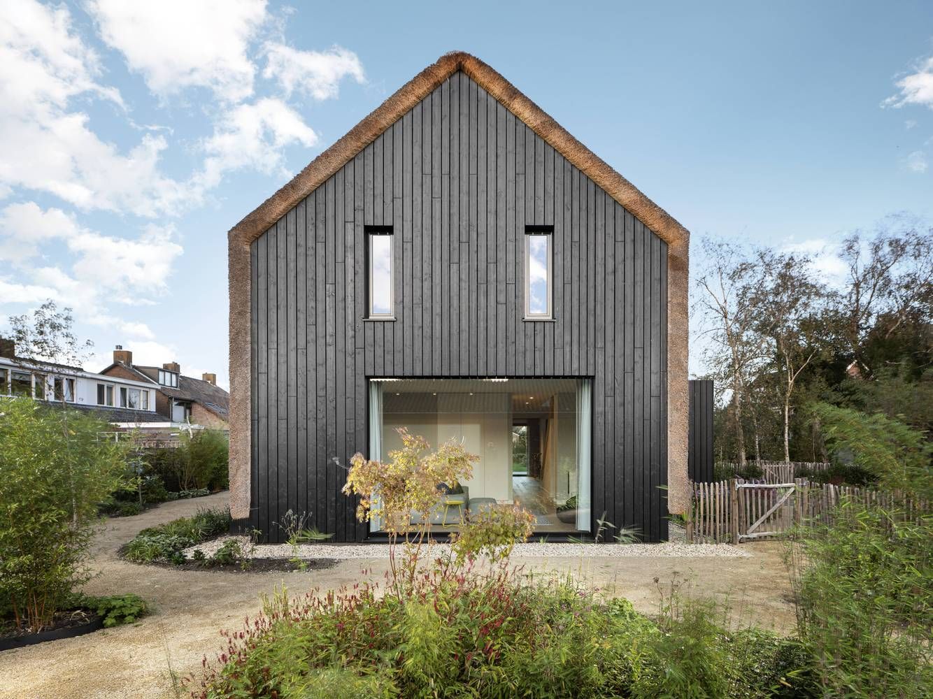 Простота соломы и черной древесины: как выглядит невероятная вилла в оазисе природы – фото Простота соломы и черной древесины: как выглядит невероятная вилла в оазисе природы – фото