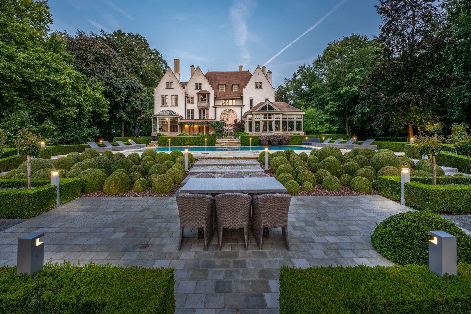 Замок среди сада с дикими цветами: в Брюгге продается волшебный дом – фото Замок среди сада с дикими цветами: в Брюгге продается волшебный дом – фото