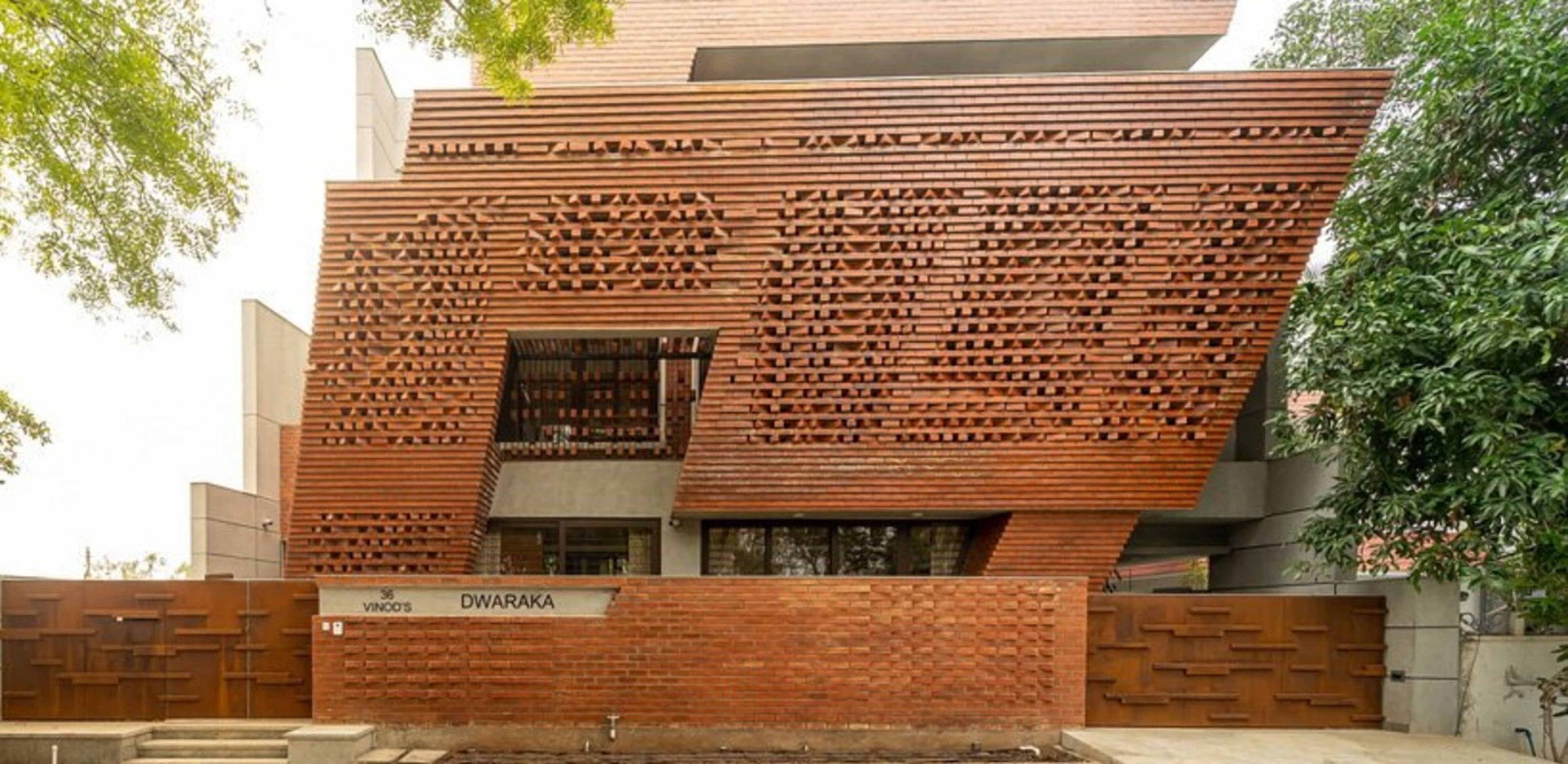 Мистецтво із цегли: фото яскравої резиденції в Індії, яка ламає стереотипи Мистецтво із цегли: фото яскравої резиденції в Індії, яка ламає стереотипи