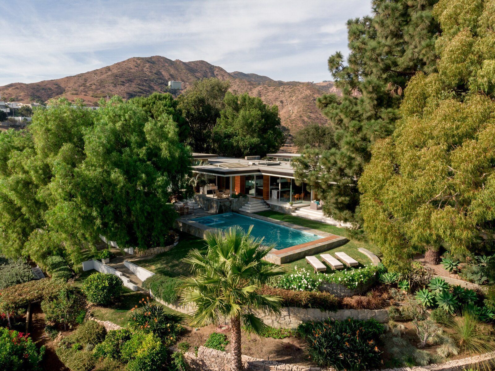 Казка у Малібу: на березі Тихого океану відреставрували чудову віллу – фото Казка у Малібу: на березі Тихого океану відреставрували чудову віллу – фото