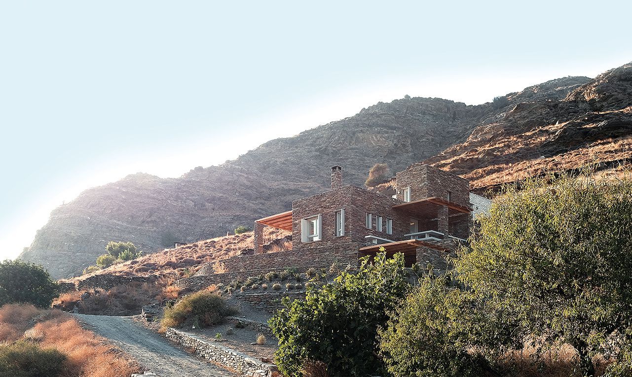 Приют среди гор: традиционная каменная вилла в Греции – фото