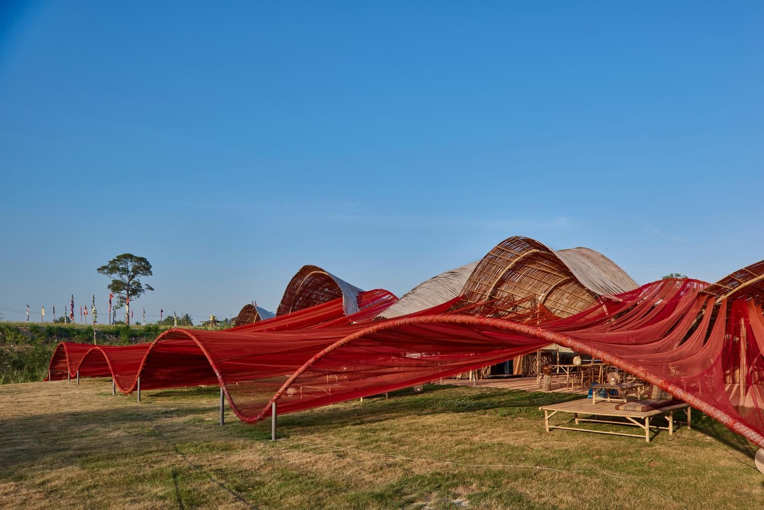 Инсталляция из рыбацкой сетки на берегу озера: в Таиланде построили театральное кафе – фото