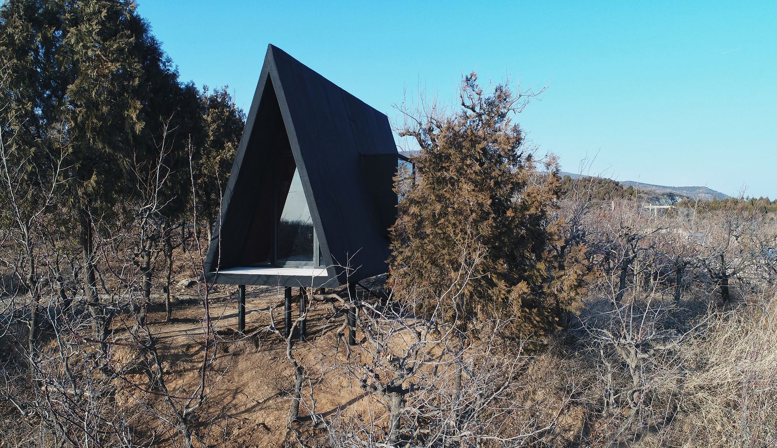 Черный минимализм: как выглядит необычная крохотная хижина на склоне холма в Пекине - фото  Черный минимализм: как выглядит необычная крохотная хижина на склоне холма в Пекине - фото