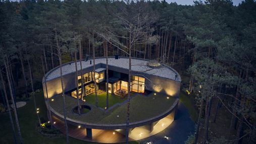 Грандіозна кругла вілла у польському лісі – прекрасні фото неймовірного будинку