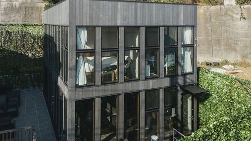 Чорний квадрат за зеленими стінами: архітектурне переосмислення мистецтва у будинку в Японії