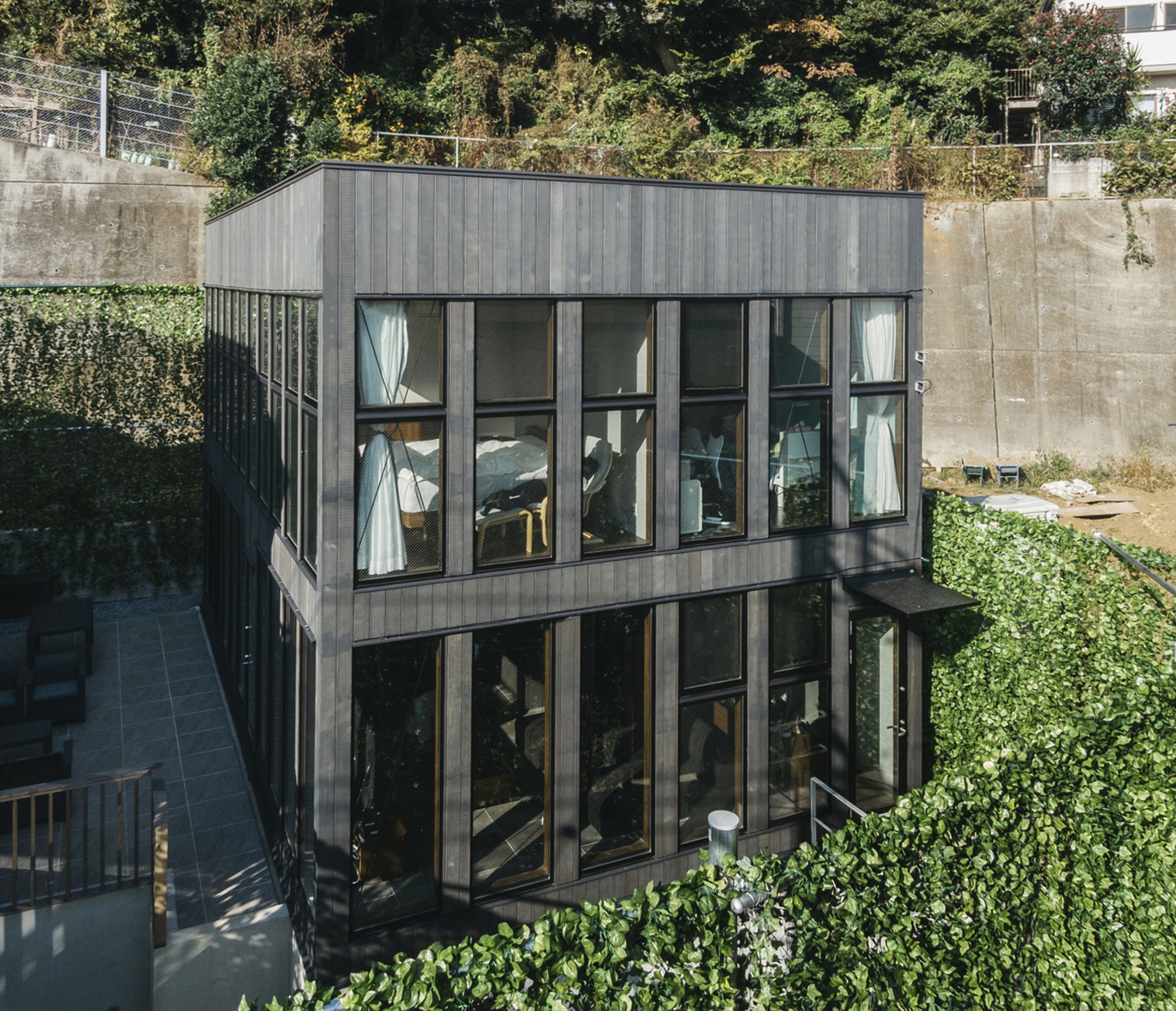 Черный квадрат за зелеными стенами: архитектурное переосмысление искусства в доме в Японии 
