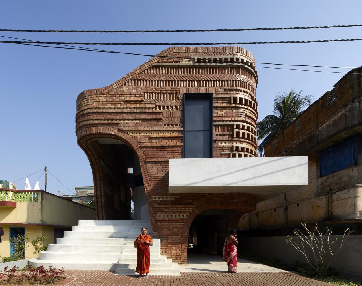 Керамика и старый кирпич: удивительная реконструкция традиционного сооружения в Индии – фото 