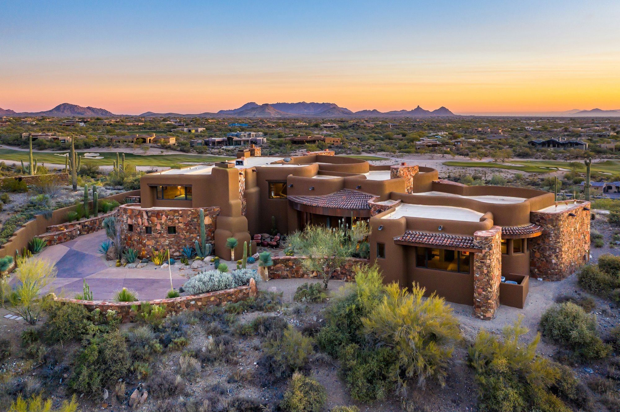 Шик та комфорт: ідеальний маєток у пустелі США – фото