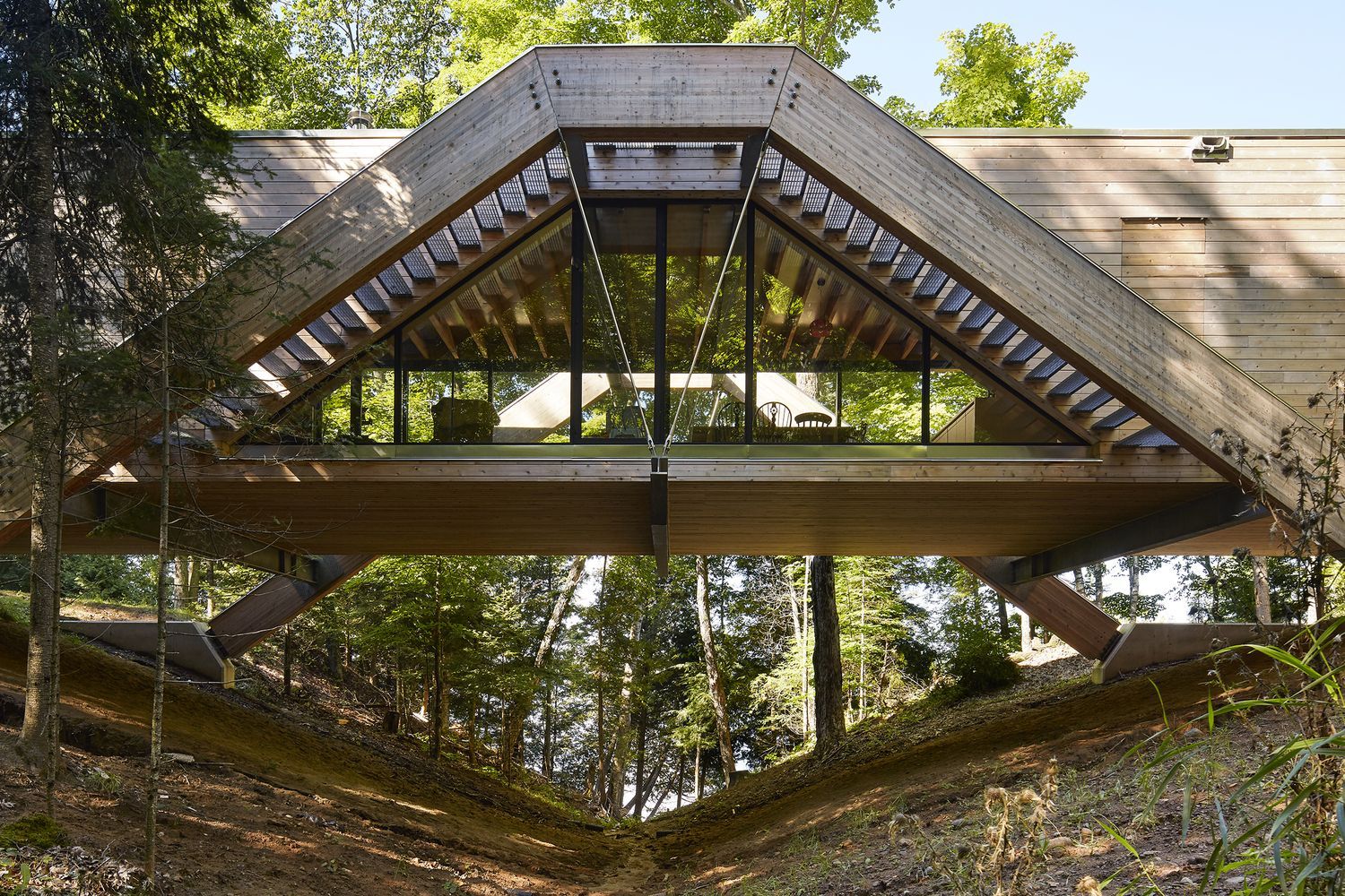 Дім-міст: як виглядає унікальний будинок у лісах Канади