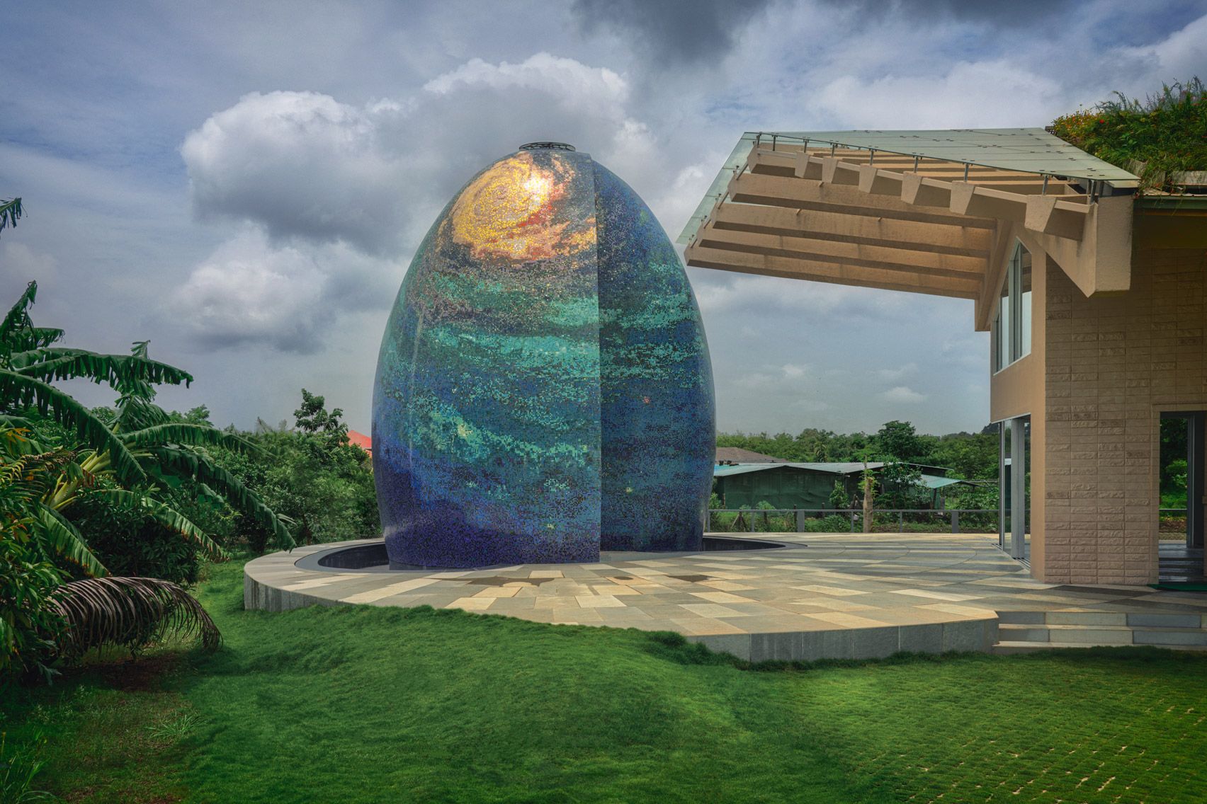 Среди рисовых полей и зелени: в Мумбаи построили уникальный храм в форме яйца – фото