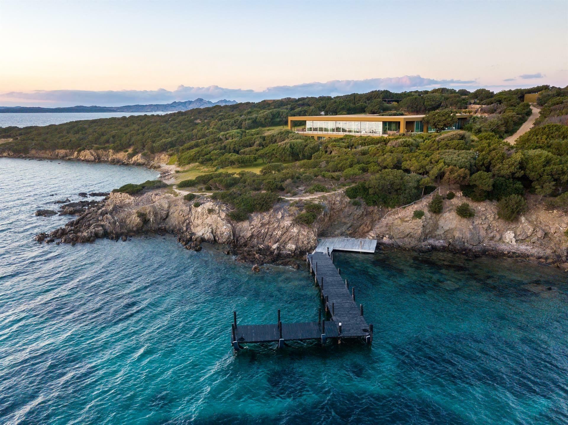 Неперевершена вілла на острові Сардинія, захищена від сторонніх очей водною стихією – фото Неперевершена вілла на острові Сардинія, захищена від сторонніх очей водною стихією – фото