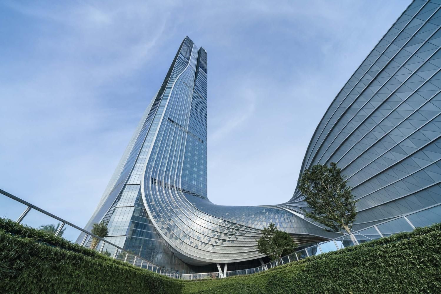 Спіральний хмарочос: у Китаї збудували фантастичний міжнародний фінансовий центр – фото