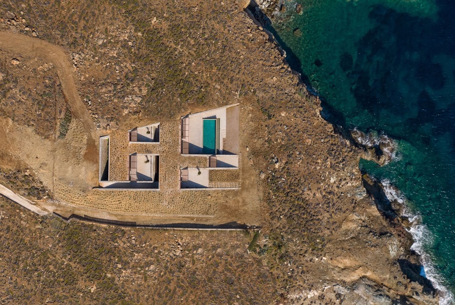 Дом-пещера на берегу Эгейского моря: фото невероятного жилья на историческом острове циклопов